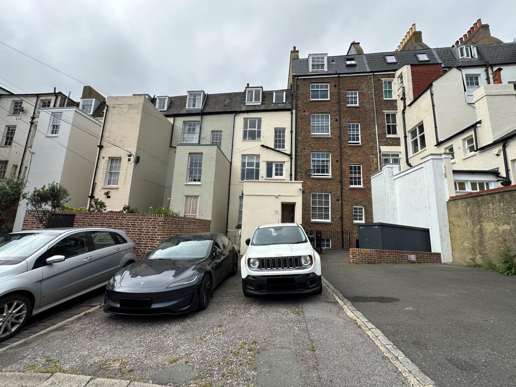 Lot: 43 - TERRACED COMMERCIAL UNIT WITH PLANNING PERMISSION FOR RESIDENTIAL CONVERSION - 